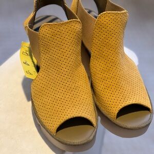 Yellow Peep-Toe Fly of London Sandals